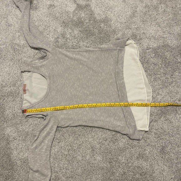 Casual Couture by Green Envelope Cold Shoulder Sweater Size Medium - Picture 7 of 7